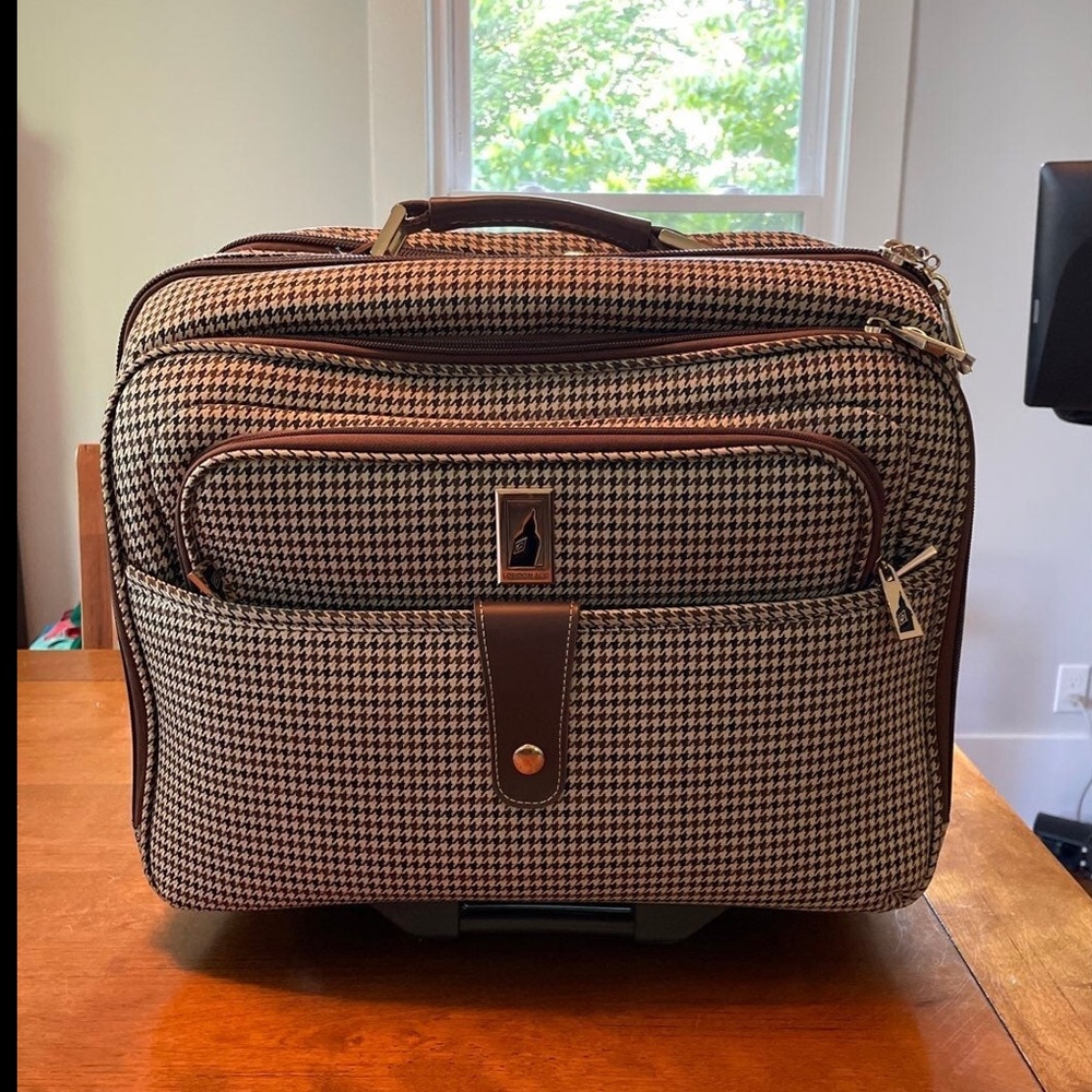 London Fog rolling under seat laptop travel bag.